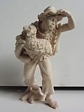 Junge mit Schaf im Arm