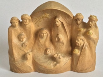 Zwölf Figuren aus einem Holzblock geschnitzt