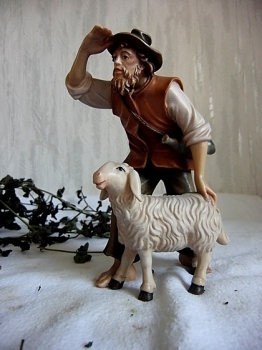 Kostnerkrippe: Hirte stehend mit Schaf