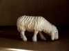 Schaf äsend zur ALRA-14 cm Figurengröße, 2-farbig-gebeizt