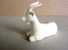 Abendrotkrippe: Ziegenbock liegend, 12 cm, Ahorn-Natur