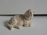 Kostnerkrippe: Schaf liegend, nach rechts schauend