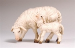 Kostnerkrippe: Schaf äsend mit Lamm 