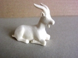 Abendrotkrippe: Ziegenbock liegend, 12 cm, Ahorn-Natur